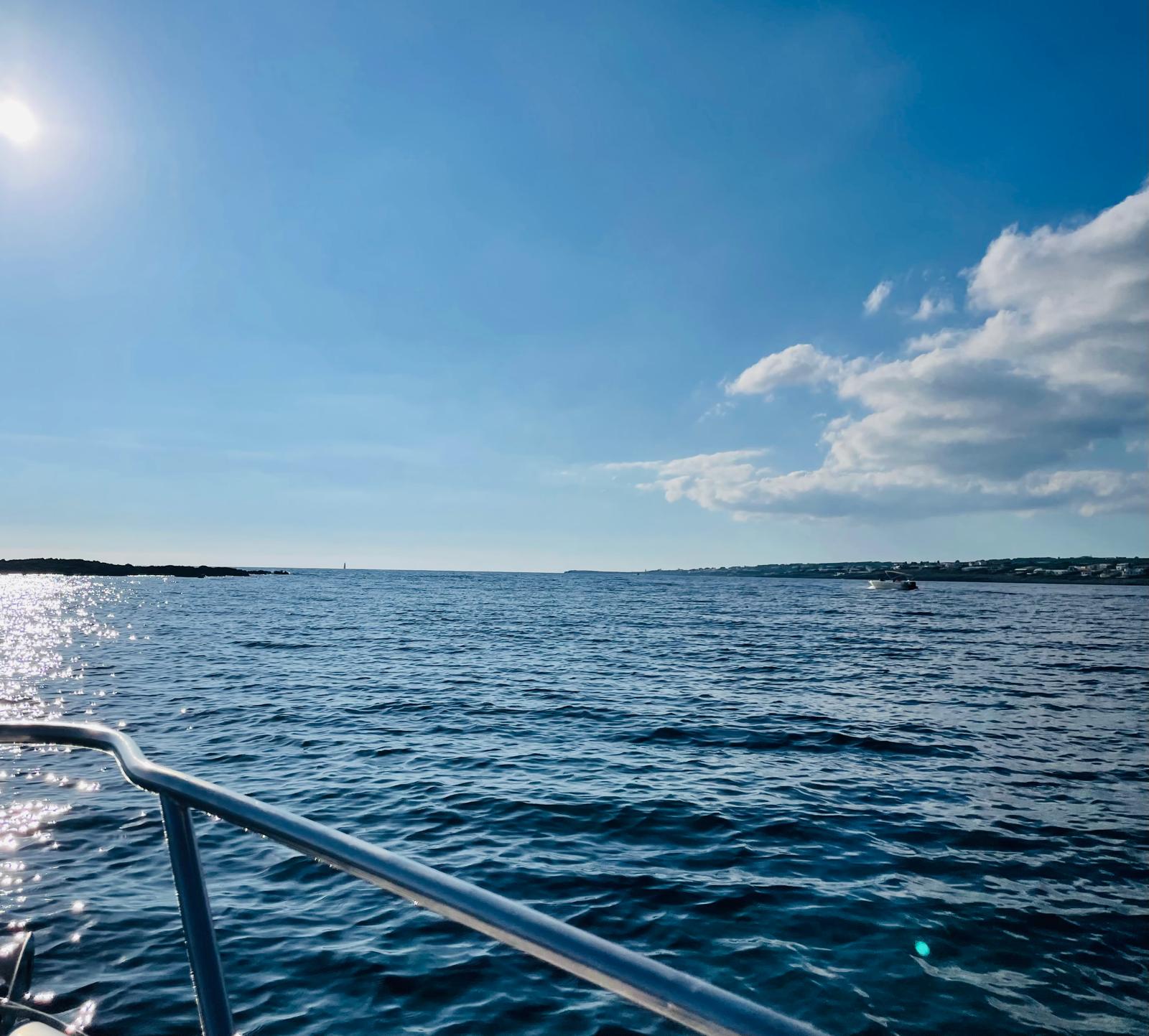 Excursión en barca por las calas del sur de Menorca desde Binibeca